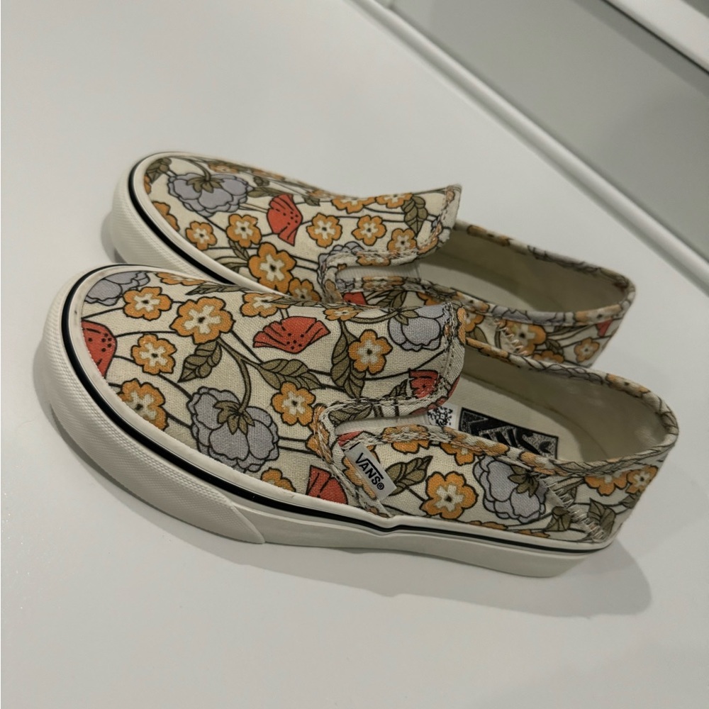 Women’s Brand New Vans with flowers. Size 5.